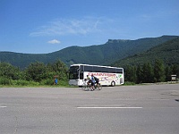 EBI 2011 Ottakarka 069  Další ebicykliste na pozadí majestátné hory Klak.