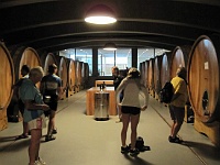 EBI 2011 Ottakarka 123  Ebicylisté se potácejí mezi sudy vína, ze kterých neukápne ani slza.