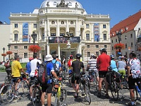 EBI 2011 Ottakarka 140  Ebicylisté se shromáždili před Slovenským národním divadlem.