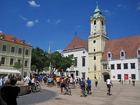 EBI 2011 Ottakarka 141  Ebicyklisté před starou bratislavskou radnicí.