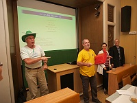 Rej 2011 Melantrich 02  Sir diriguje pokřik, Hejtman překládá do znakové řeči a Šmelcerovi (ode)zírají.