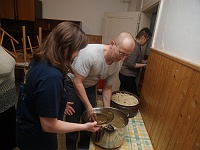 Ski 2011 Melantrich 01  Láďa Simulant Šmelcer nandává večeři Lence Planetkové Kotkové Šarounové, v pozadí Dana Šmelcerová a vlevo se prsí Valika Rečková.