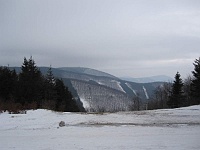 SKI 2011 Ottakarka 04  V dálce se vypíná Radhošť s kaplí sv. Cyrila a Metoděje.