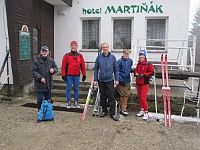 SKI 2011 Ottakarka 27  Pětice ebicyklistů měla po kyselici velmi dobrou náladu.