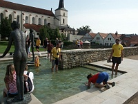 EBI 2012 Mirek 010  Někteří zkoumají kašnu důkladně - Litomyšl