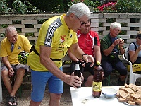 Ebi 2012 Kralovna 11  Hejtman připíjí na pivo Kvasar s medem