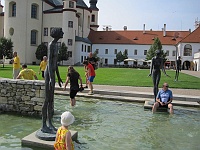 EBI 2012 Ottakarka 007  Zkamenělé děvy hleděly na brodící se ebicyklisty klidně.