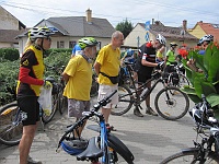 EBI 2012 Ottakarka 035  Ebicyklisté zcela zaplnili park před kostelem v Drásově.