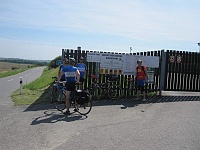 EBI 2012 Ottakarka 048  Horkem znavení ebicyklisté byli vděčni i za stín u plotu.