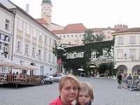 EBI 2012 Ottakarka 064  Marie a Terezka Strašilovy na pozadí zámku v Mikulově.