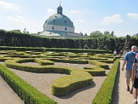 EBI 2012 Ottakarka 094  Udržovaný park na pozadí rondelu Rotunda s výstavou.