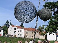 Ebi 2012 Riha 028  Plastika „Těsná dvojhvězda“ na místě, kde kdysi stál rodný dům nejvýznamnějšího českého astronoma XX. století Dr. Zdeňka Kopala.