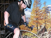 Ebi 2012 Riha 073  Muzeum cyklistiky – Pavúkmistr na vysokém kole v alpské krajině.
