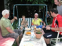 Ebi 2012 Riha 163  Hejtman pohodlně usazen v zahradní houpačce si povídá s tatínkem Jáji (vlevo).