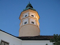 Ebi 2012 Riha 184  Válcová věž s polygonní kaplí a cibulovitou střechou.
