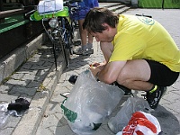 Ebi 2012 Riha 217  Je takové horko, že Karlovi Trutnovskému vyschly všechny tuby lepidla.