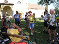 Ebi 2012 Riha 336  Občerstvující se a odpočívající ebicyklisté.