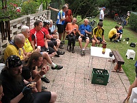 Ebi 2012 Hom 028  Relaxace na zahradě u Hydromechanika v Drásově – na lavičce se Zeměkollárem sedí cyklotremp Honza Vlasák
