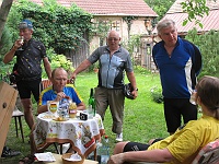 Ebi 2012 Hom 037  “Ještě dopiju tuto skleničku a hned jedeme!“ - na zahradě v Troskotovicích