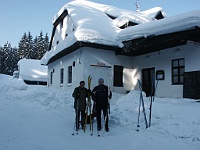 SKI 2012 Mirek 39  Před chatou Třeštík