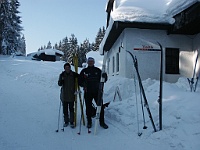 SKI 2012 Mirek 40  U chaty Třeštík se loučíme s Mírou Korábem, který se chystá prozkoumat jinou trasu zpět