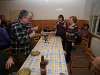 Ski 2012 Melantrich 03  Přpitek před zasednutím k polévce (Podžito, Mistr Blanický, Hany Janatová a Cábová; vpravo vzadu Andrea Dostálová)