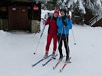 SKI 2013 Mirek 09  Ottakárci před chatou Javorka – čtvrtek 21. února