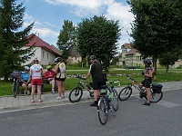 EBI 2014 Mirek 013  Své kolo nechá Lila stát uprostřed silnice, Pribylina - neděle, 3. srpna
