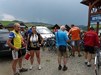 EBI 2014 Mirek 070  Nervózně čekáme na naložení kol (Zeměkolár, CykloRadka, Hom) - pondělí, 4. srpna