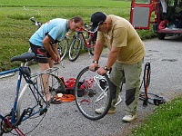 EBI 2014 Mirek 145  Někteří ještě opravují kola (Honza, Hydromechanik), Revúca - čtvrtek, 7. srpna