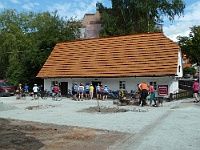 Ebi 2015 Sir 034  Rojení ebicyklistů u rodného domu Aloise Jiráska v Hronově
