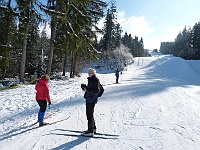 SKI 2015 Mirek 023  Křižujeme slezdovku Na Machůzkách (Cábovi, Láďa)- pátek, 6. února