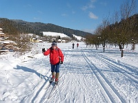 SKI 2015 Mirek 024  Spěcháme do hospody (Hejtman, vzadu Rosťa a Ilona) - pátek, 6. února