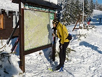 SKI 2015 Mirek 063  Linda se dezorientuje na mapě - sobota, 7. února