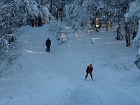 SKI 2015 Mirek 066  Ilona předvádá perfektní sjezdařský postoj (Rosťa, Ilona) - sobota, 7. února