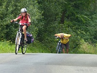 EBI 2016 Mirek 024  Vidče, Stoupání na Spinu, zástupci dvou generací, Aninka a Starší Práče - neděle, 24. července