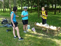 EBI 2016 Mirek 085  Týn nad Bečvou, Dojídáme zbytky od snídaně, Královna, Ilona, Hana - pondělí, 25. července