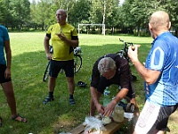 EBI 2016 Mirek 090  Týn nad Bečvou, Dojídáme zbytky od snídaně IV - pondělí, 25. července