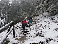 SKI 2016 Mirek 023  Za nepřetržitého chumelení (Hanka a Jura Cábovi, Míra Koráb) - pátek, 19. února