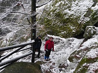 SKI 2016 Mirek 026  Nahoru se nám nechce (Hanka a Jura Cábovi) - pátek, 19. února