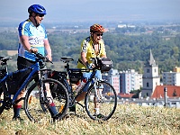Ebi 2017 Mateno 140  3.8.,skratka cez pole z HV Hlohovec na cestu 507 - Ilja Šín spolu s polným hejtmanom