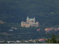 EBI 2017 Sir 035  Na obzoru zámek Bojnice (foceno ze silnice č. 9 = asi 6 km)