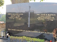 Ebi 2018 Hom 106  Pomník Zdeny a Aleše Kaprálových na hřbitově ve Strmilově (v Česku zakladatele fy. Hamé a v USA vynálezce samolepek)