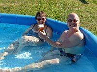 EBI 2018 Mirek 058  A bazén a pivo (Dana, Láďa) - pondělí, 30. července
