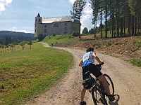 Ebi2018 Mateno 043  Linda nasadá na bicykel k prehliadke nezvyčajného kostola