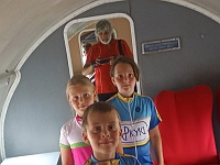 Ebi 2019 July 11  Letecné múzeum Kunovice – traja pulci v lietadle Maťko, Viki a Terezka, v pozadí číha Luděk Smolka