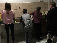 SKI 2019 Mirek 019  Umývání nádobí I (Anička, Jakubko, Viki, Katka) - čtvrtek, 7. února