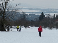 SKI 2019 Mirek 055  Julka s Martinem a Hana uzavírají skupinu - sobota, 9. února