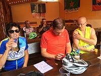 EBI 2021 Mirek 044  Občerstvení ve Sport baru v Raslavicích (Linda, Dalimil, Imro, Martin, Láďa) - neděle, 18. července