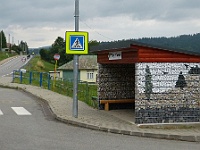 EBI 2021 Mirek 094  Autobusová zastávka v Nižném Mirošově, která do zdejší krajiny krásně zapadne (Ebicyklisté jsou daleko vpředu) - úterý, 20. července